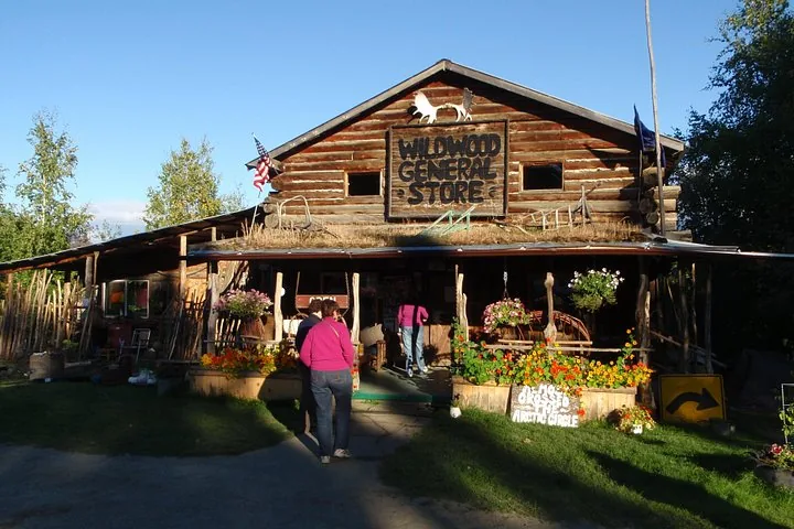 Guests walking up to the Wildwood General Store at the Arctic Circle Trading Post in Joy